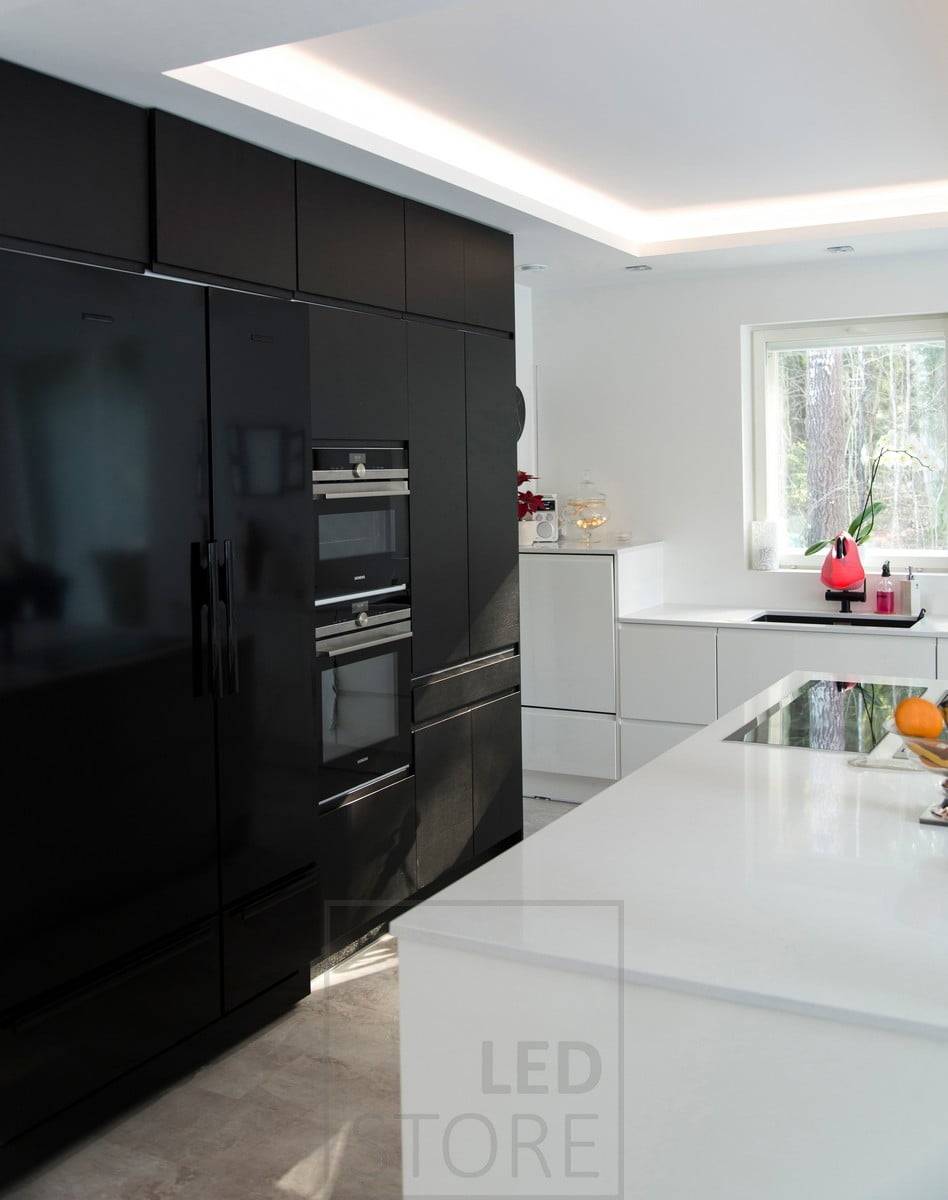 En la cocina, un techo luminoso, tira de led que crea luz indirecta desde un estante creado especialmente. Ledstore.fi