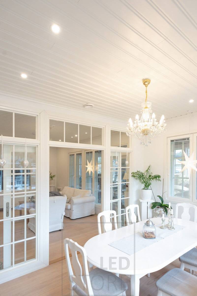 Focos en la zona del comedor para apoyar la luz de la iluminación interior. Ledstore.fi