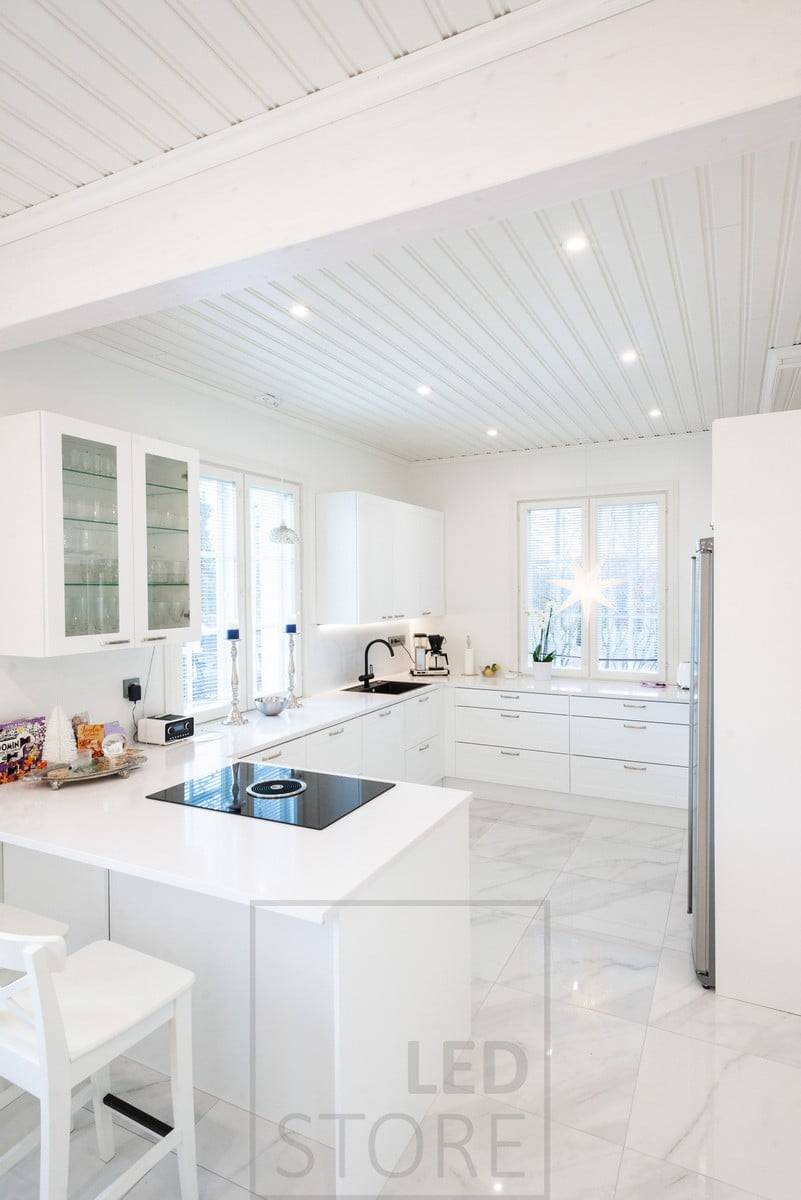 Plana, buena luz de trabajo con focos en la cocina. Ledstore.fi