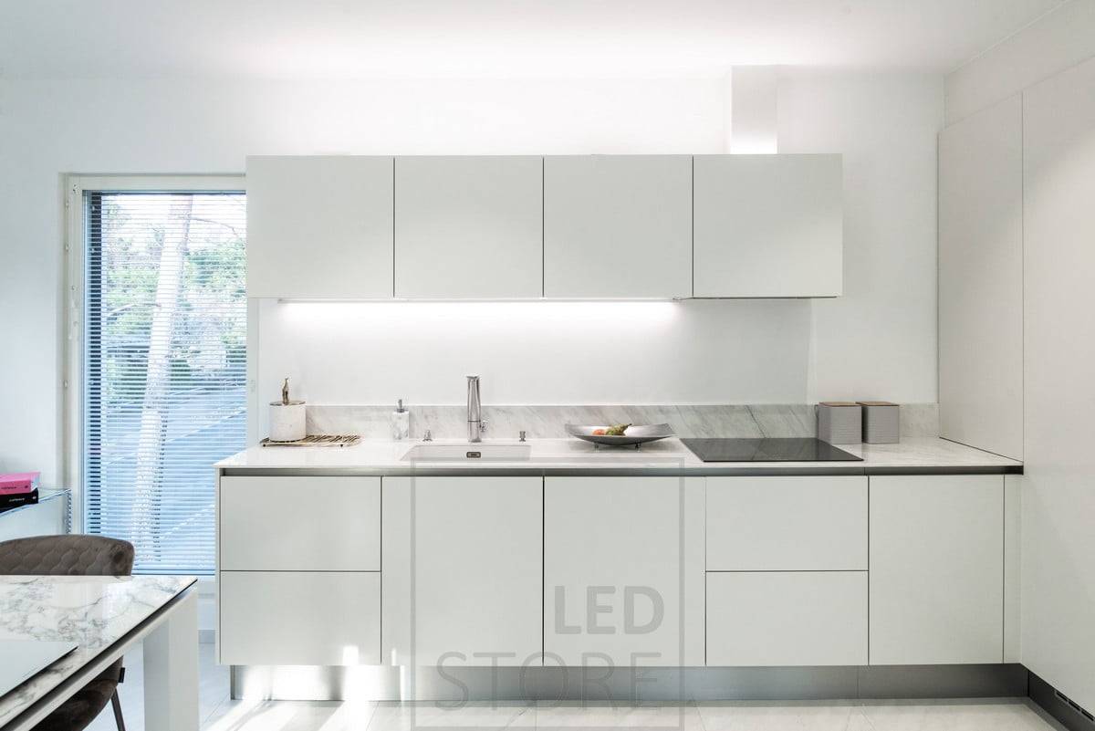 En la cocina, una luz plana fijada en la parte inferior del armario y otra tira de leds que proporciona luz indirecta en la parte superior de los armarios. Ledstore.fi