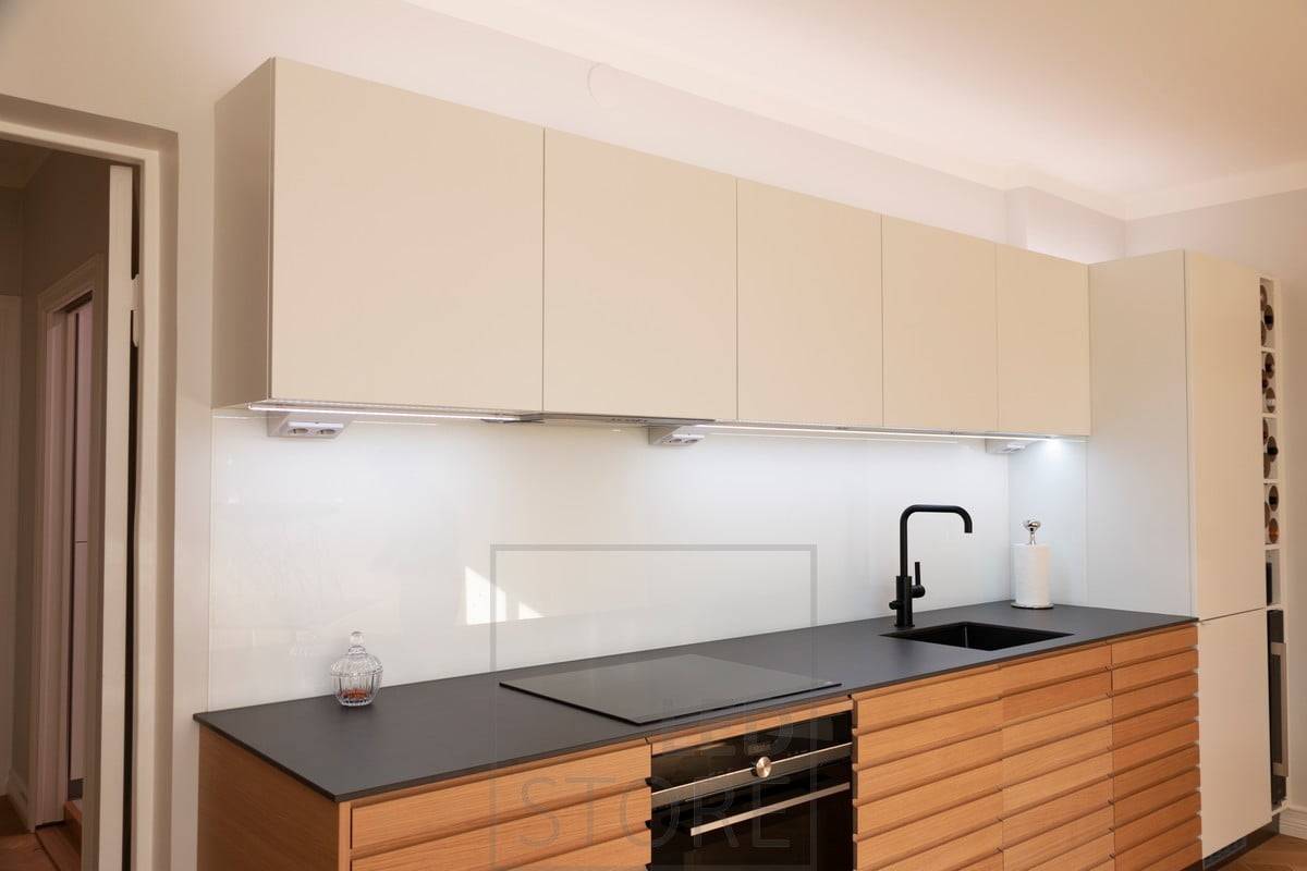 Iluminación a nivel de la cocina e iluminación ambiental con tiras de LED. Ledstore.fi