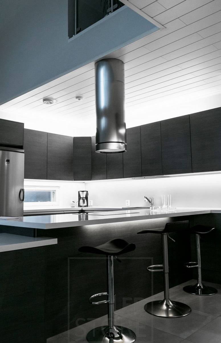 En la cocina, tiras de LED encima de los armarios y en la encimera. Ledstore.fi