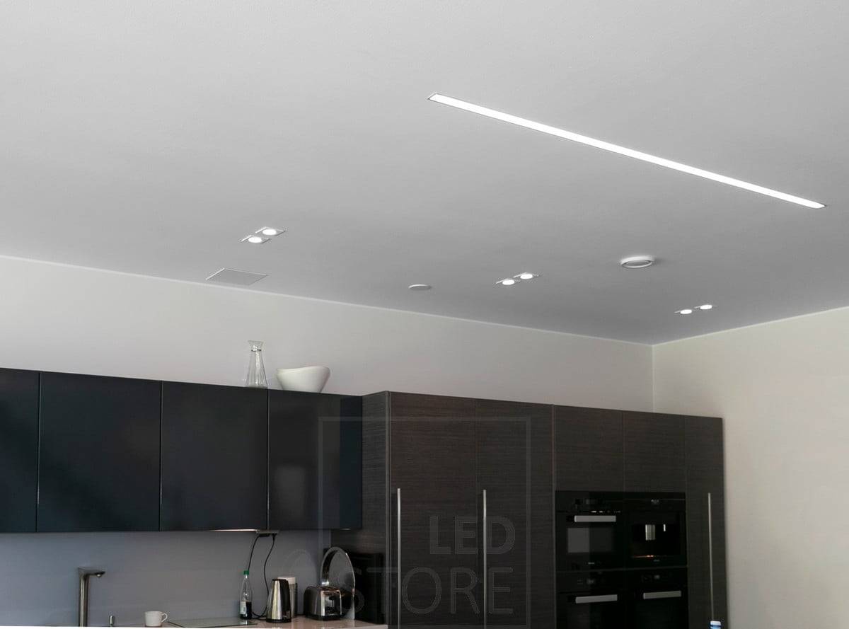 En la cocina, focos fijos Kantti por parejas combinados con un perfil enrasado con dos tiras led. Ledstore.fi