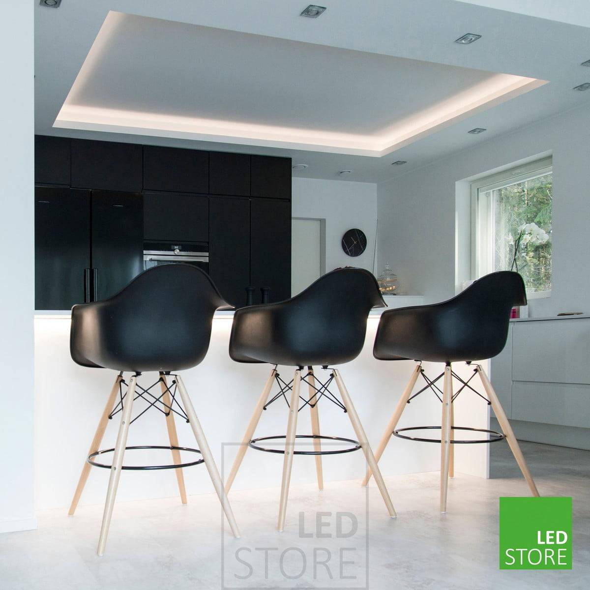 En el techo de la cocina, una tira de LED envuelve un perímetro para crear una iluminación indirecta. Downlights en los bordes del anillo y una tira de LED en la isla como iluminación ambiental en una caja de nivel. Ledstore.fi