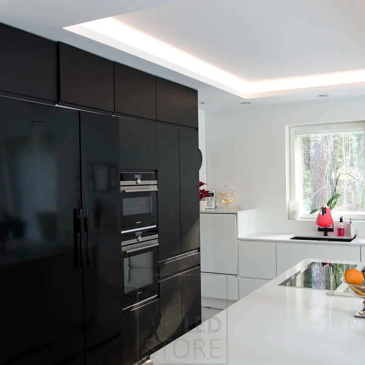 En la cocina, luz indirecta que circula por un cajón de tiro descendente. Las tiras de leds crean un hermoso dosel de luz y la guillotina también está equipada con downlights empotrados. La iluminación es eficiente, atmosférica y puede personalizarse según las necesidades. Ledstore.fi
