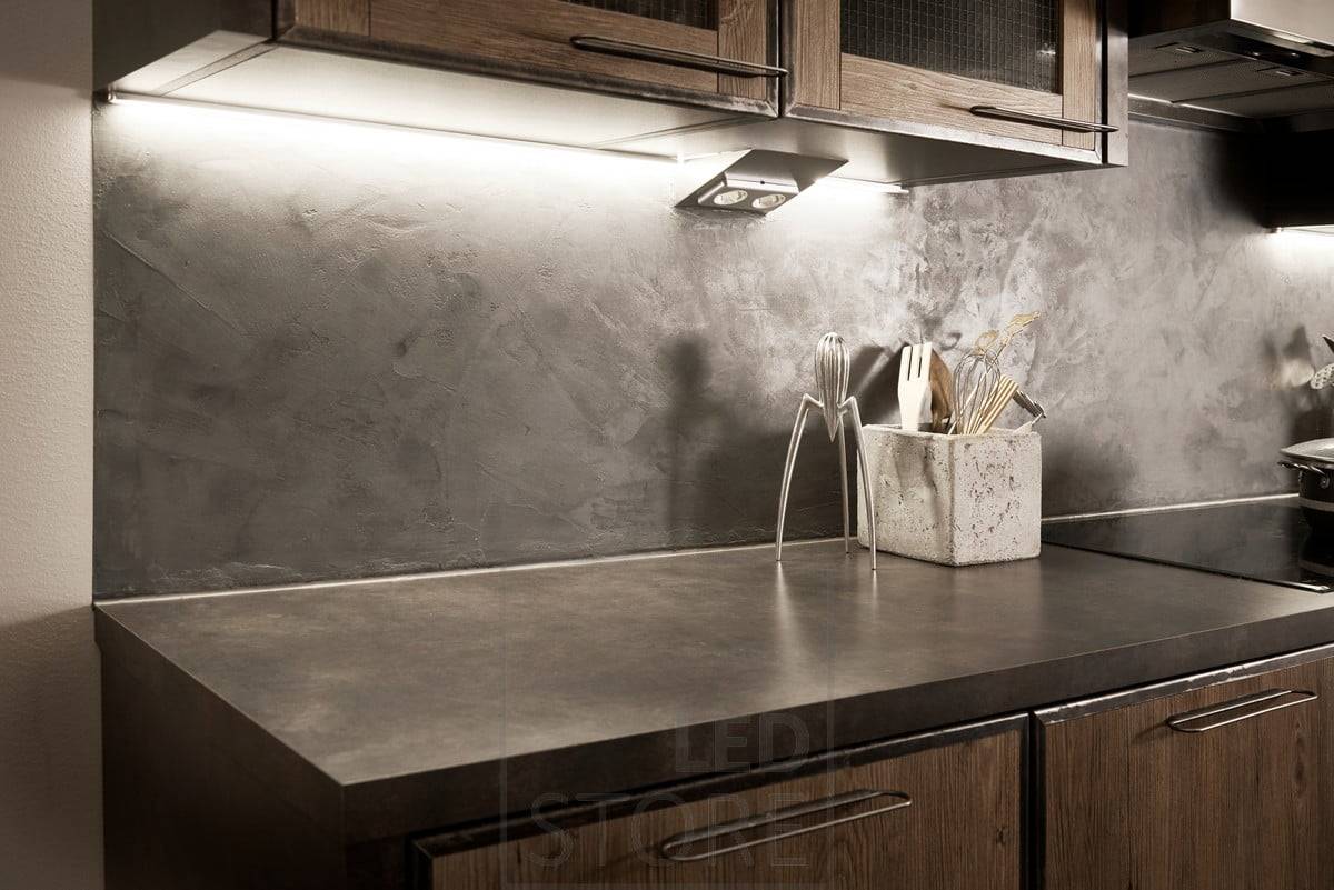Iluminación de encimeras de cocina con tira led en perfil esquinero. Ledstore.fi
