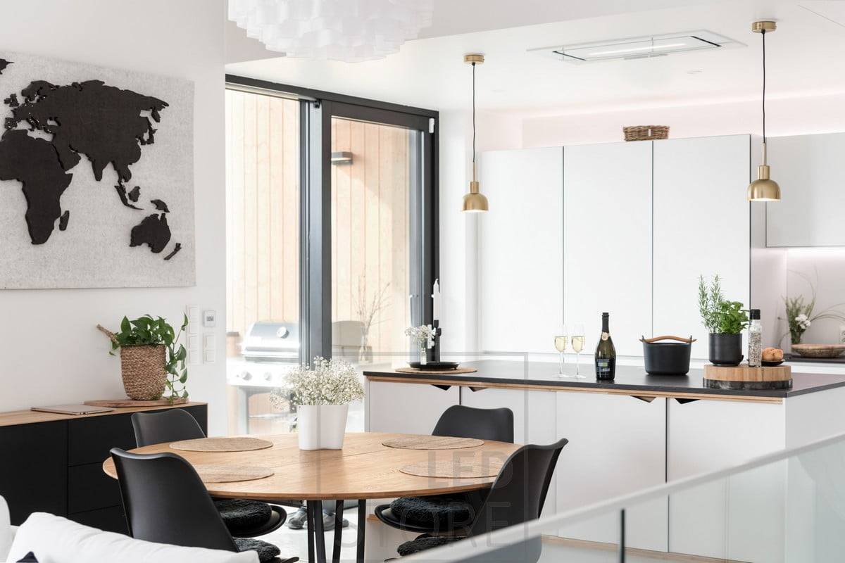 En la cocina, las tiras de LED de la parte inferior y superior de los armarios superiores iluminan y apoyan la luz procedente de las lámparas interiores. Ledstore.fi