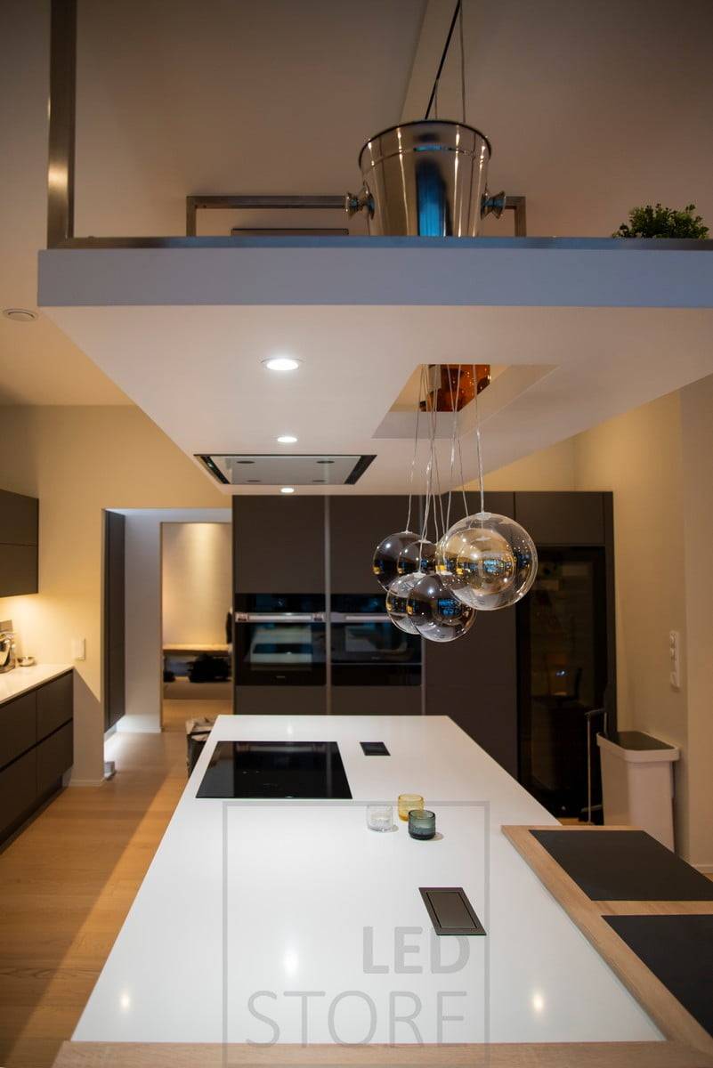 Una buena luz de trabajo con focos en la isla de cocina. Ledstore.fi