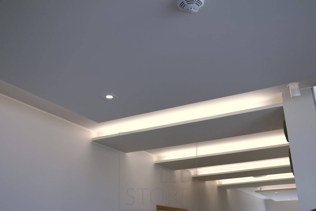 Downlights de techo con tiras led, iluminacion crea ambiente en el espacio. Ledstore.fi