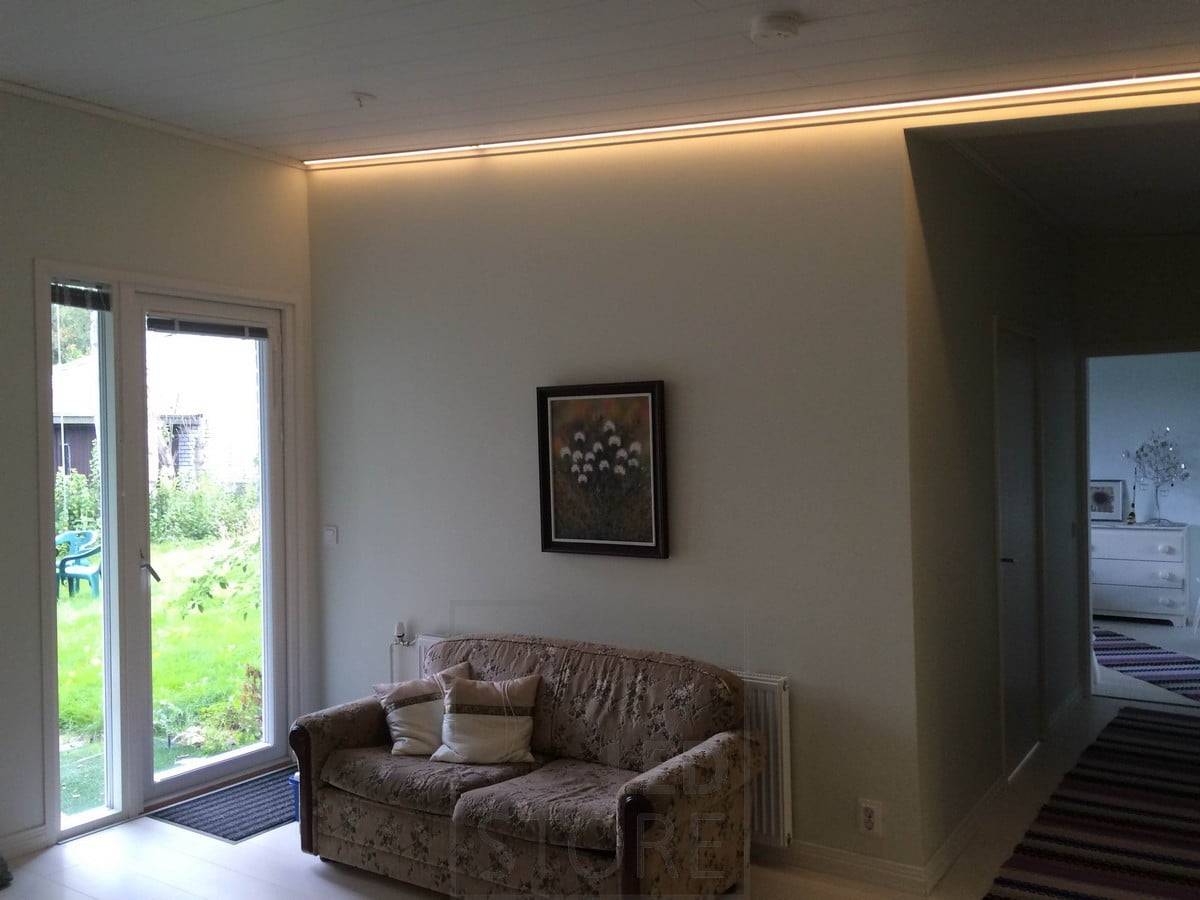 Cinta de leds en los bordes del espacio para iluminar el salón con luz atmosférica. Ledstore.fi