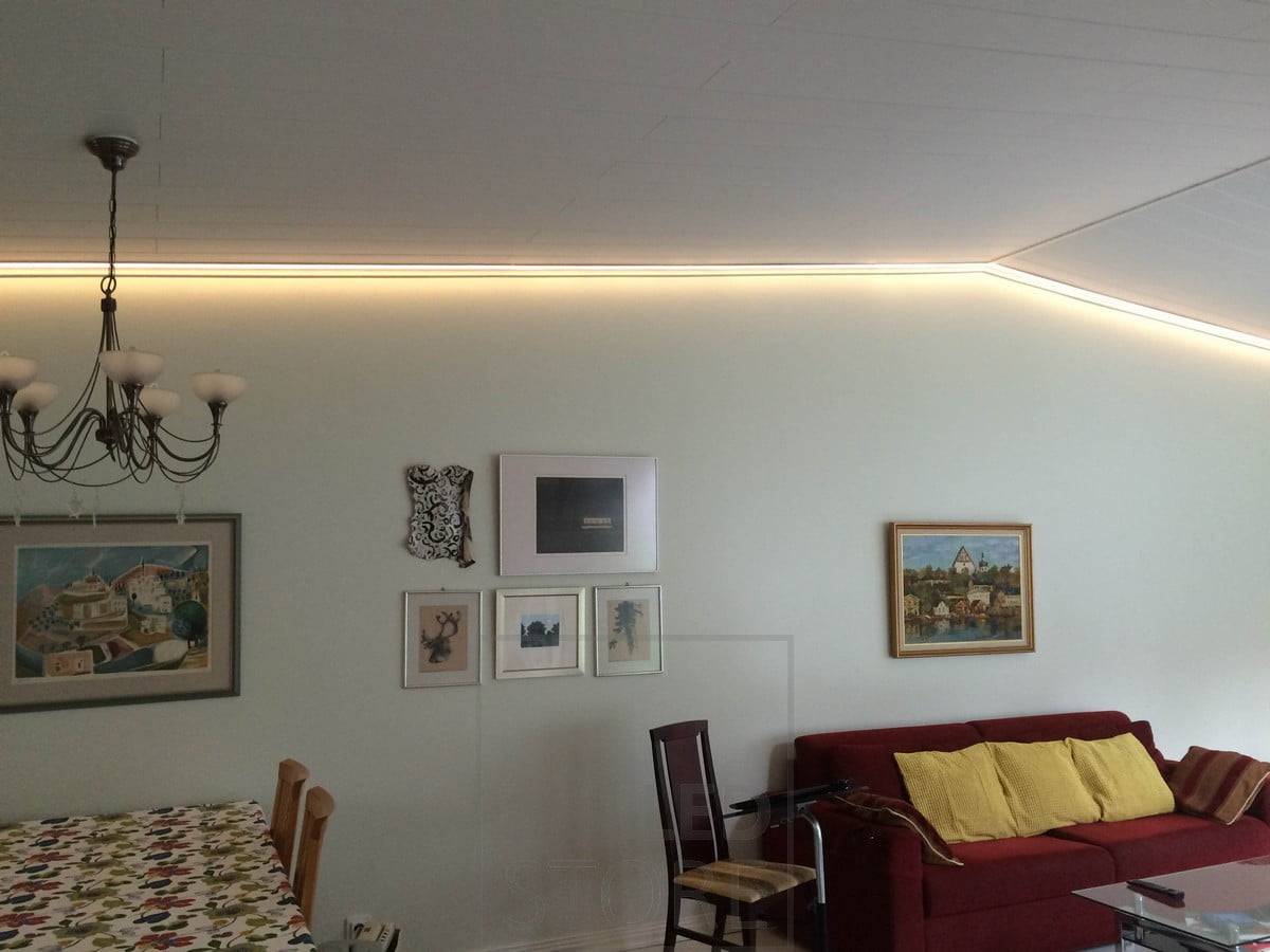 Una tira de leds a lo largo de los bordes de la habitación, iluminando el salón con luz atmosférica. Ledstore.fi
