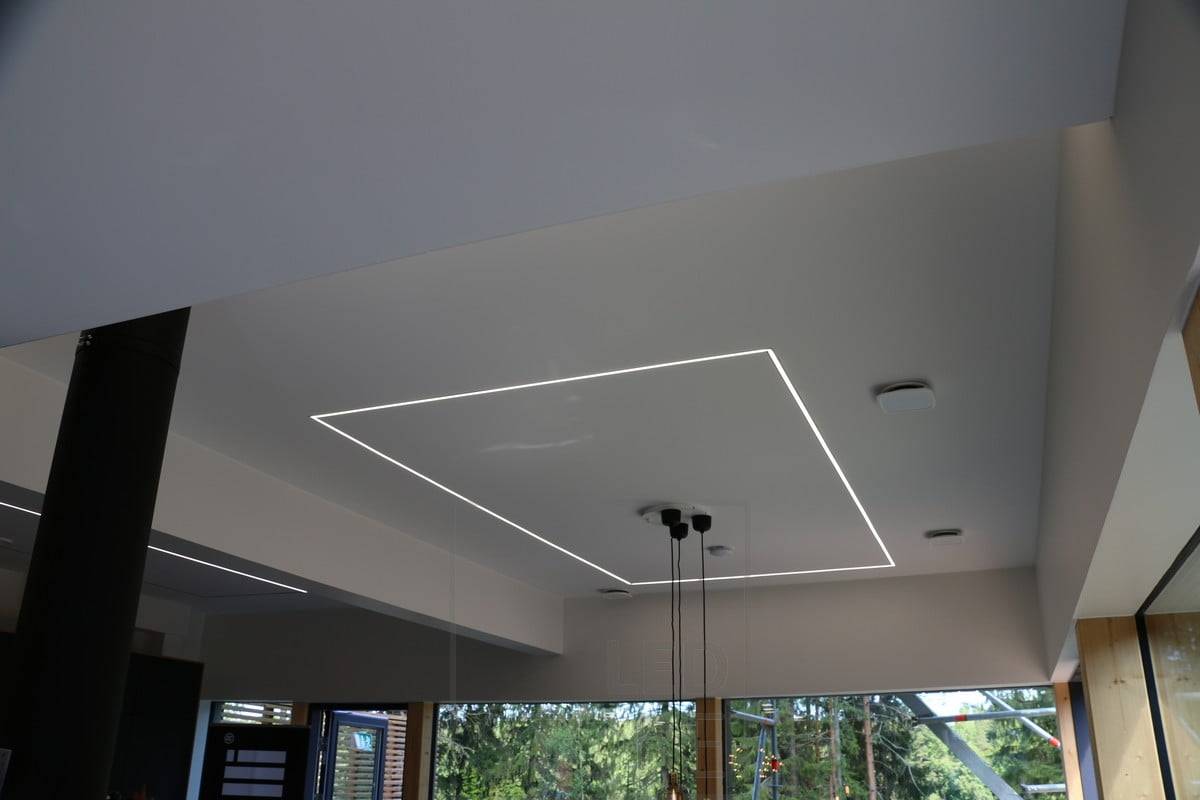 Un perfil Uppo en el techo crea una luz atmosférica distribuida uniformemente por todo el espacio. El perfil empotrado estrecho puede alojar una tira de LED, pero Ledstore también ofrece un modelo más ancho que puede alojar 2 tiras de LED una al lado de la otra. Ledstore.fi