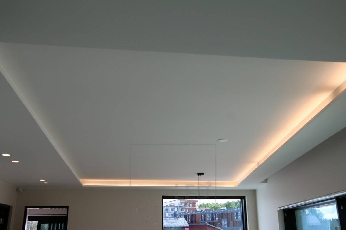 Focos conectados a una tira led en el techo del salón, creando una iluminación bonita y agradable. Ledstore.fi