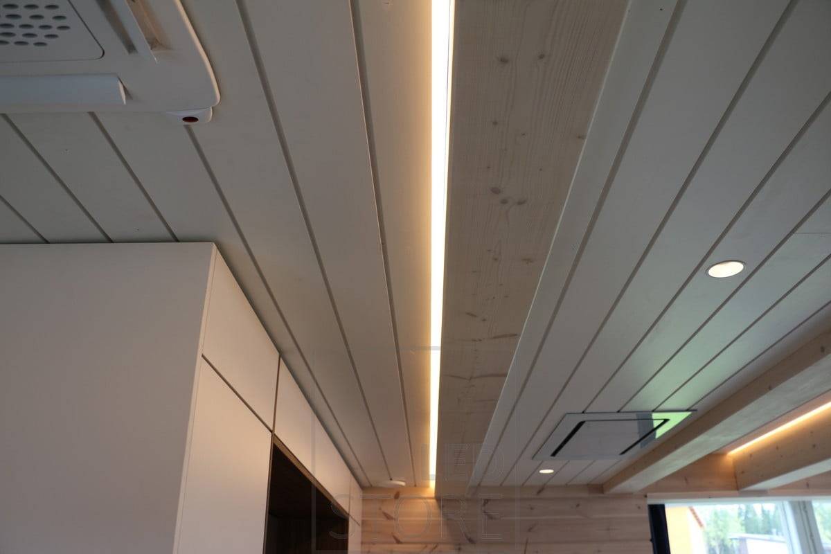 La barra está bellamente acentuada por una tira de LED montada en el perfil de la esquina. Ledstore.fi