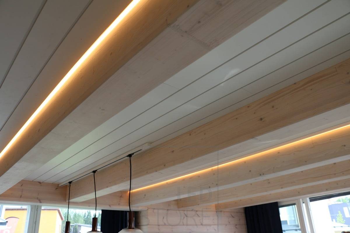 Tiras de LED en la esquina del techo y barras de techo, creando una iluminación atmosférica en el salón. Ledstore.fi