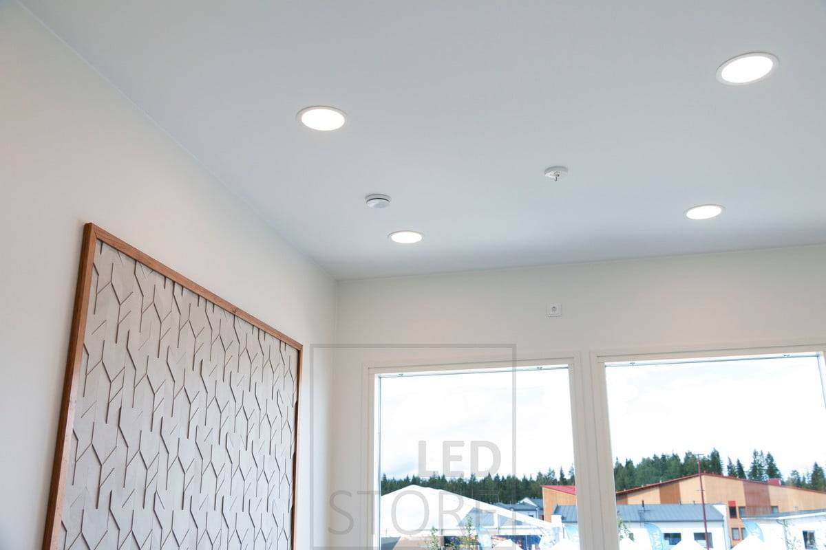 Las luminarias Plafondi en el techo crean una iluminación general uniforme y de alta calidad. Ledstore.fi