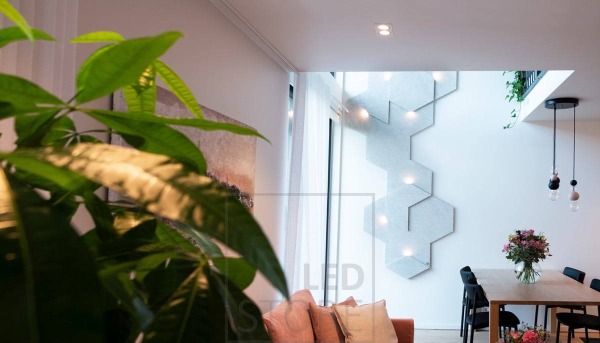 Focos empotrados en el techo para iluminación general del salón, además de iluminación interior. Ledstore.fi