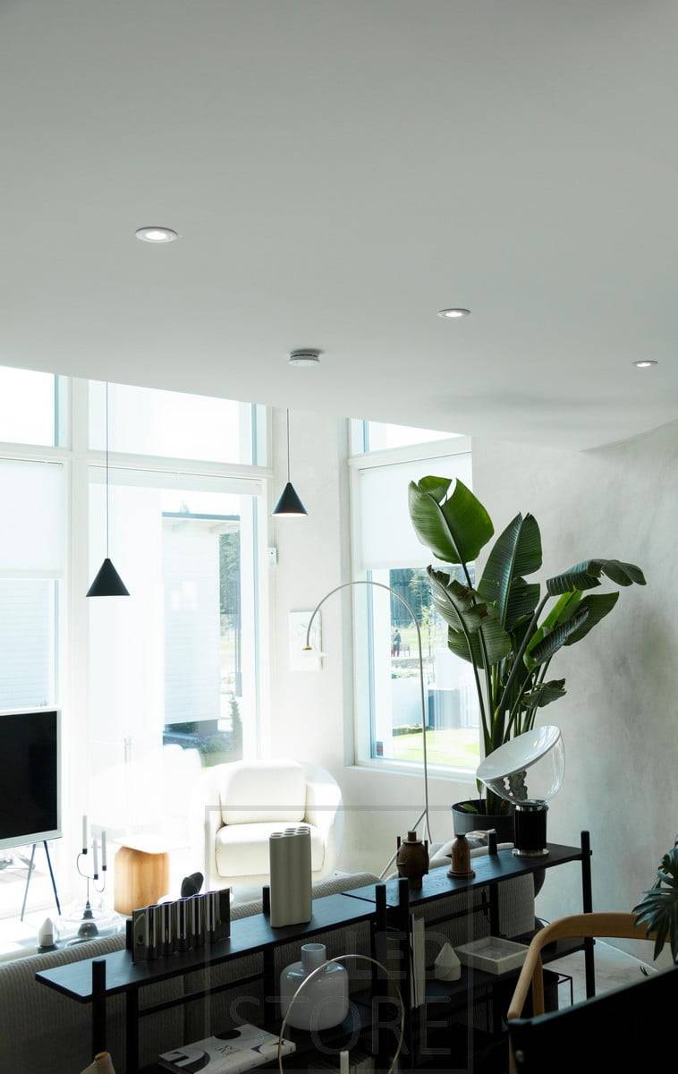 Focos como iluminación general y alta en la sala de estar en el espacio de una lámpara decorativa. Ledstore.fi