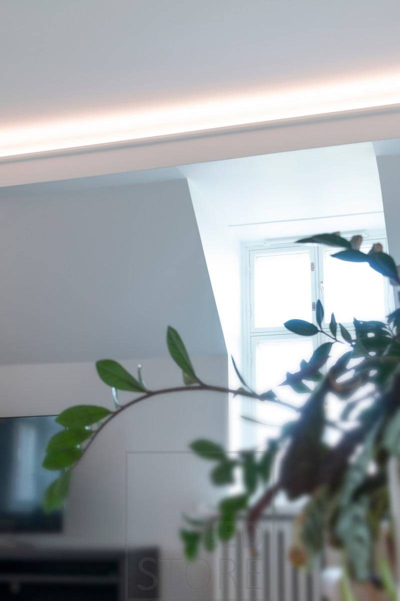 En el techo de un cobertizo de abajo, una tira de LED ilumina indirectamente el salón, dirigida hacia el techo y la fachada. Ledstore.fi