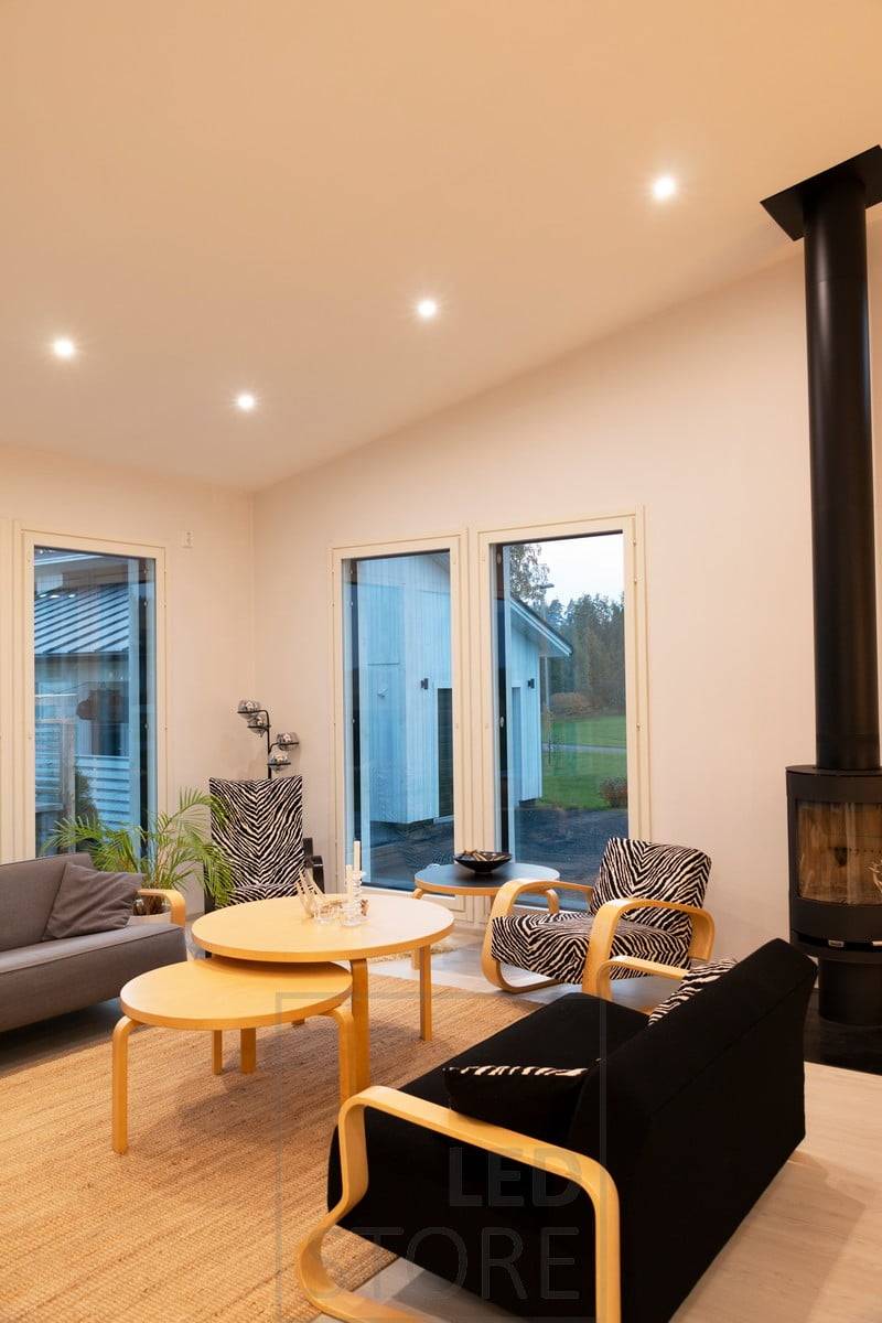 Focos en un techo inclinado como iluminación yeis - colocados alrededor de la habitación. Ledstore.fi