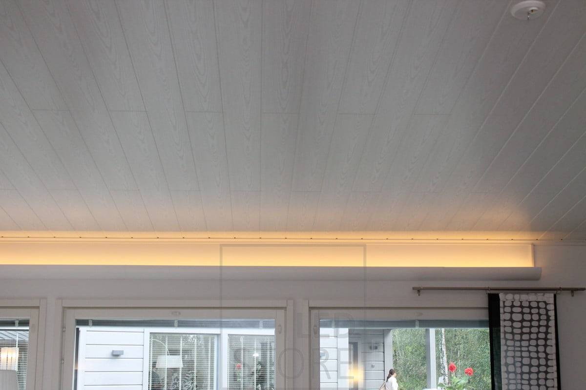 Luz indirecta dirigida al techo para crear ambiente en el salón. La luz es un tono cálido 3000K, también encontrará muchas otras opciones en nuestra gama. Ledstore.fi