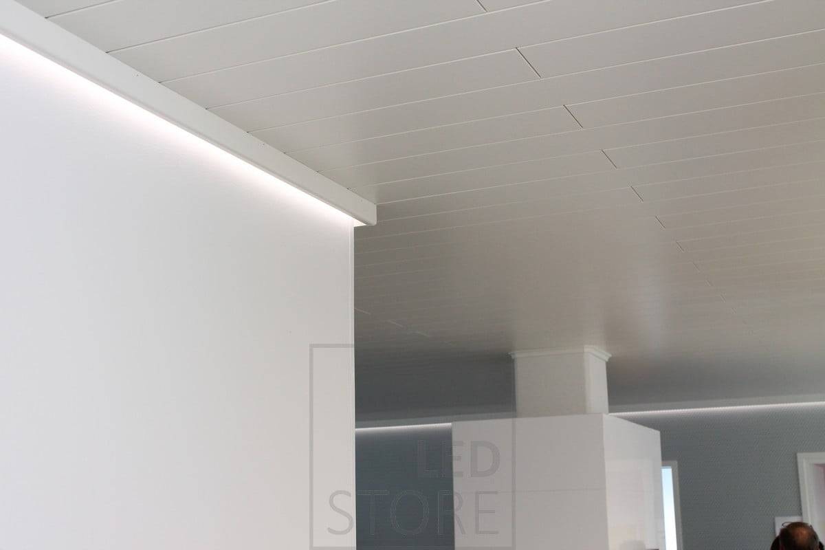 Detrás de la tira decorativa, una tira led ilumina indirectamente el salón a través de la pared. Ledstore.fi