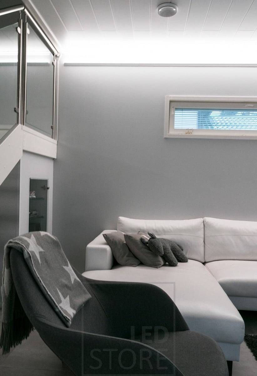 En un perfil unidireccional, la tira de LED se dirige hacia el techo, creando una atmosférica y suave luz indirecta en el espacio. Ledstore.fi