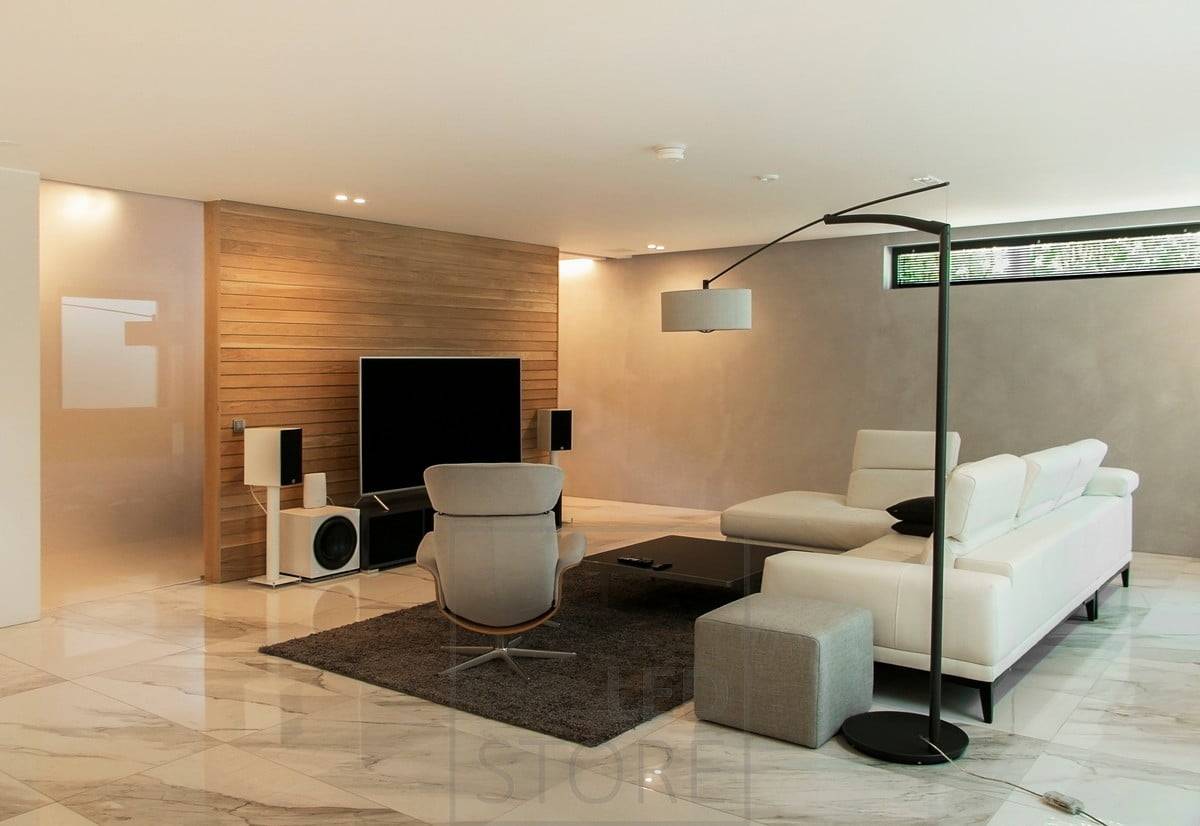 Iluminación versátil en el salón con tiras de LED, focos e iluminación interior. Ledstore.fi