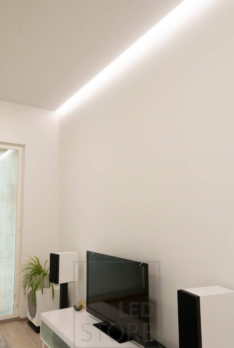 Luz indirecta entre el techo y la pared. La luz no provoca reflejos en la pantalla del televisor. Ledstore.fi
