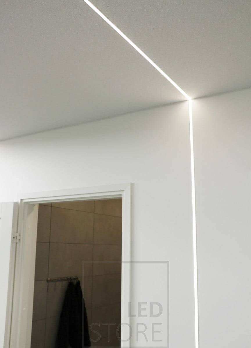 La versatilidad de la tira Led queda bien ilustrada. La tira Led, montada sobre un perfil empotrado, se extiende desde el techo hasta la pared. Ledstore.fi