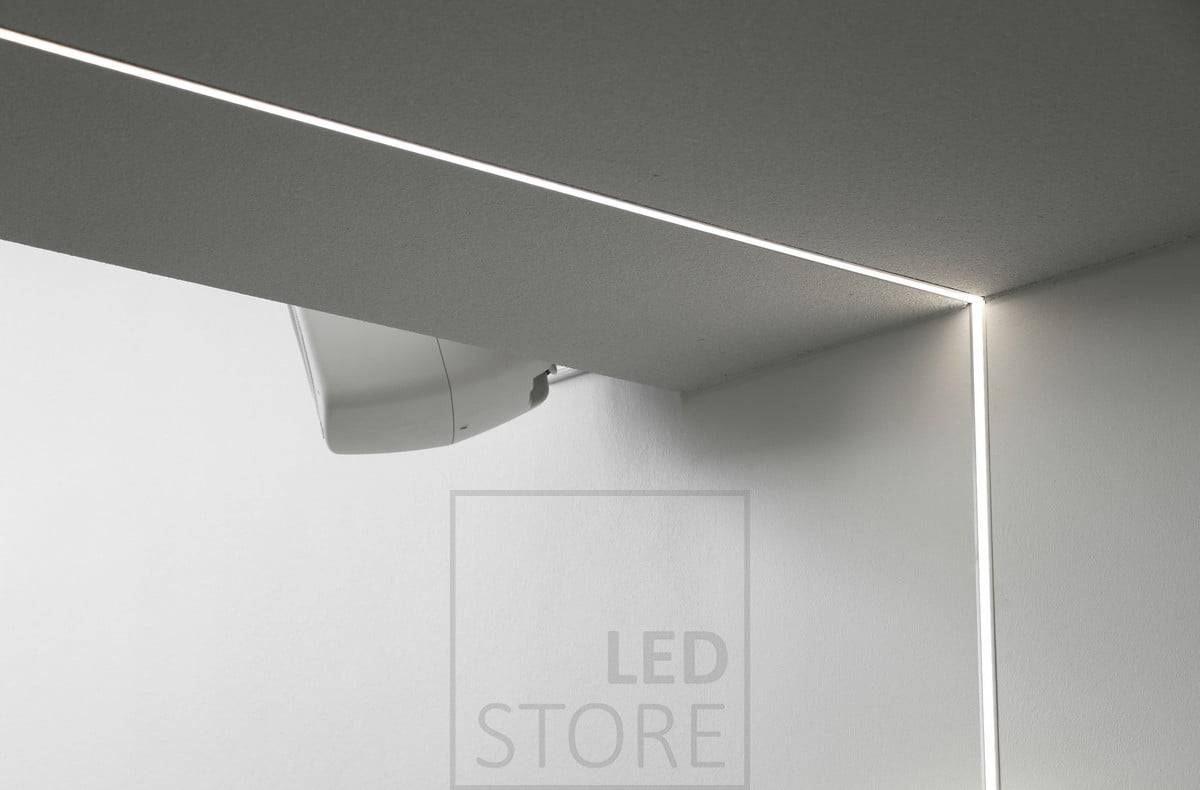 Tira de leds montada sobre un perfil empotrado, que se extiende desde el techo hasta la pared. Ledstore.fi