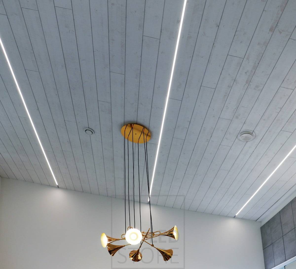 El techo tiene tiras de LED instaladas a lo largo de todo el espacio, creando una iluminación agradable y un aspecto moderno. Ledstore.fi