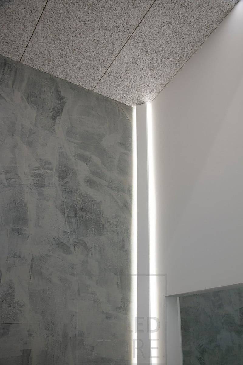 Luz indirecta a través de la pared en el salón con una tira led. Ledstore.fi