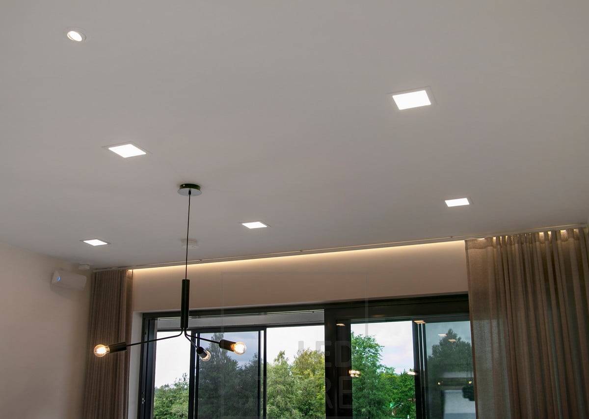 Luminarias de panel combinadas con iluminación indirecta. La ranura se dejó lo suficientemente ancha para ocultar las cortinas. Ledstore.fi