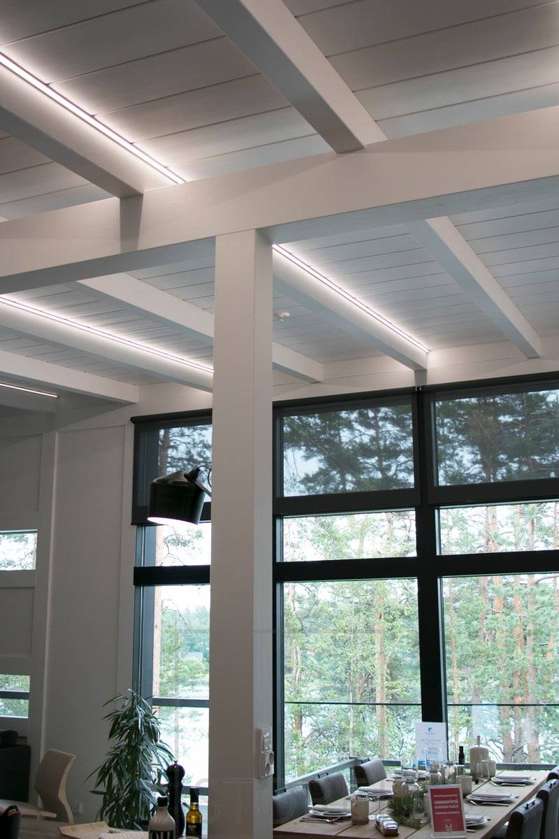 Tiras de leds que resaltan las vigas. También crean una iluminación hermosa, uniforme y atmosférica. Ledstore.fi