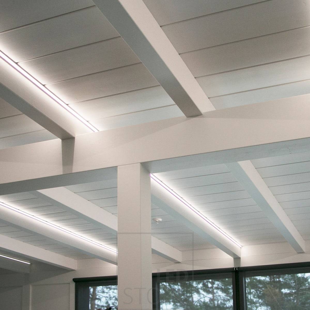 Tiras de leds resaltando las vigas. Crean una iluminación bella y atmosférica que además resalta la arquitectura del espacio. Ledstore.fi