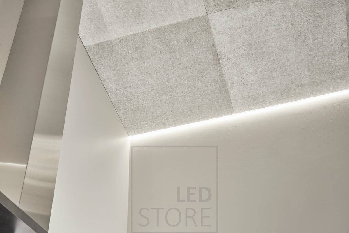 Tira de leds de techo a pared que proporciona una iluminación ambiental indirecta en el salón. Ledstore.fi