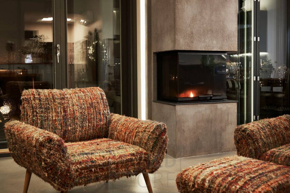 Detrás de la chimenea del salón, una tira de leds ilumina la luz ambiental indirecta. Ledstore.fi