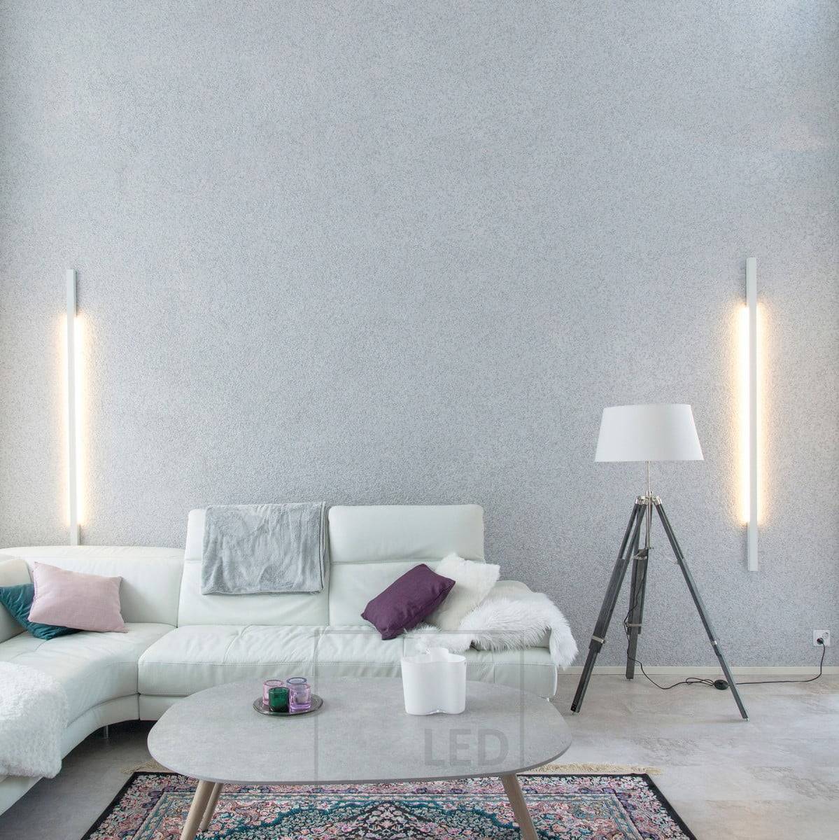 En el salón, los apliques LINE crean una suave iluminación ambiental. En Ledstore encontrarás apliques de diferentes tamaños y colores. Ledstore.fi