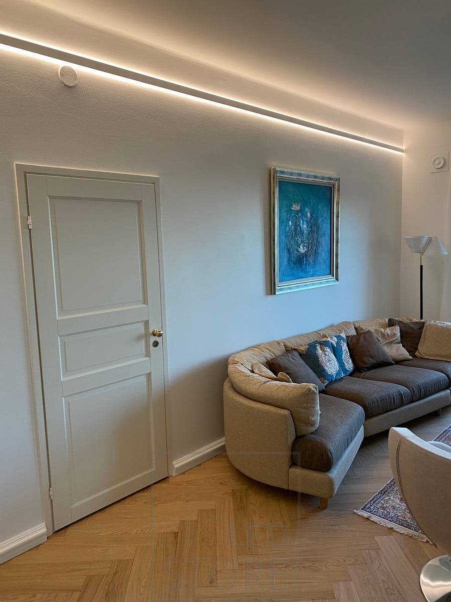 En el salón, un perfil bidireccional en la pared, que ilumina indirectamente la luz a través de la pared. Ledstore.fi