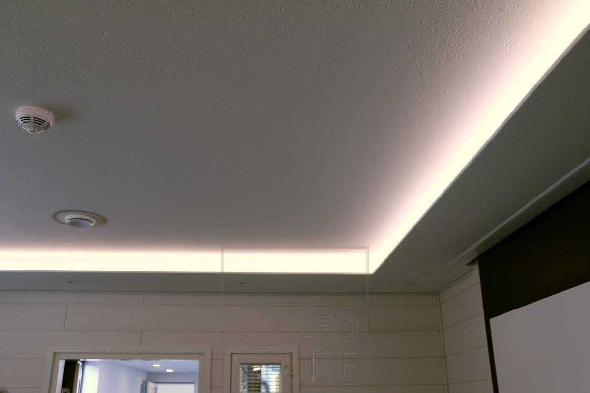 Luz indirecta y suave procedente de una hoja descendente en el salón. La luz es atmosférica y no deslumbrante. Cuando la luz descendente está en un lateral de la habitación, no aplana el espacio sino que lo hace parecer más alto. Ledstore.fi