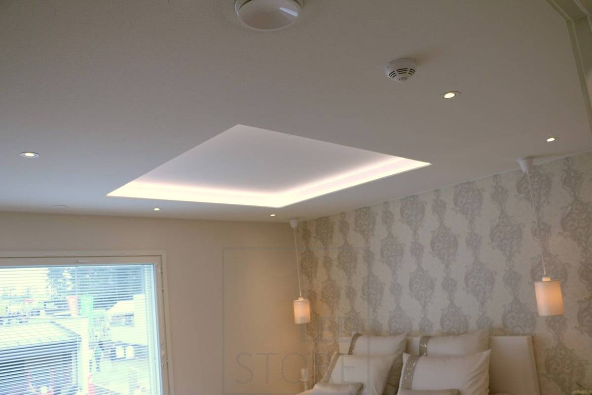 Tira de leds para iluminar la luz indirecta, focos para bajar la luz directa y lámparas de interior para rematar el conjunto. Ledstore.fi