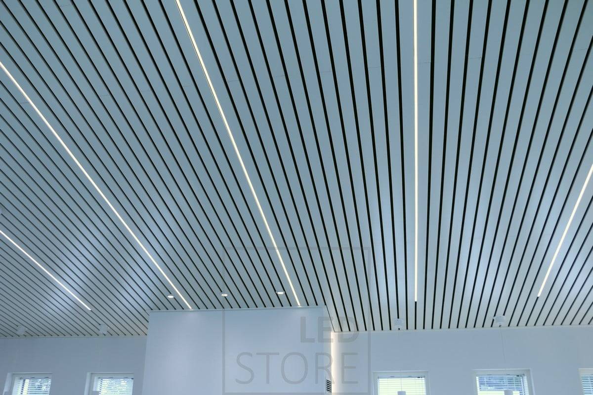 Perfiles de leds colocados entre las repisas, creando un acabado bello y minimalista. Ledstore.fi