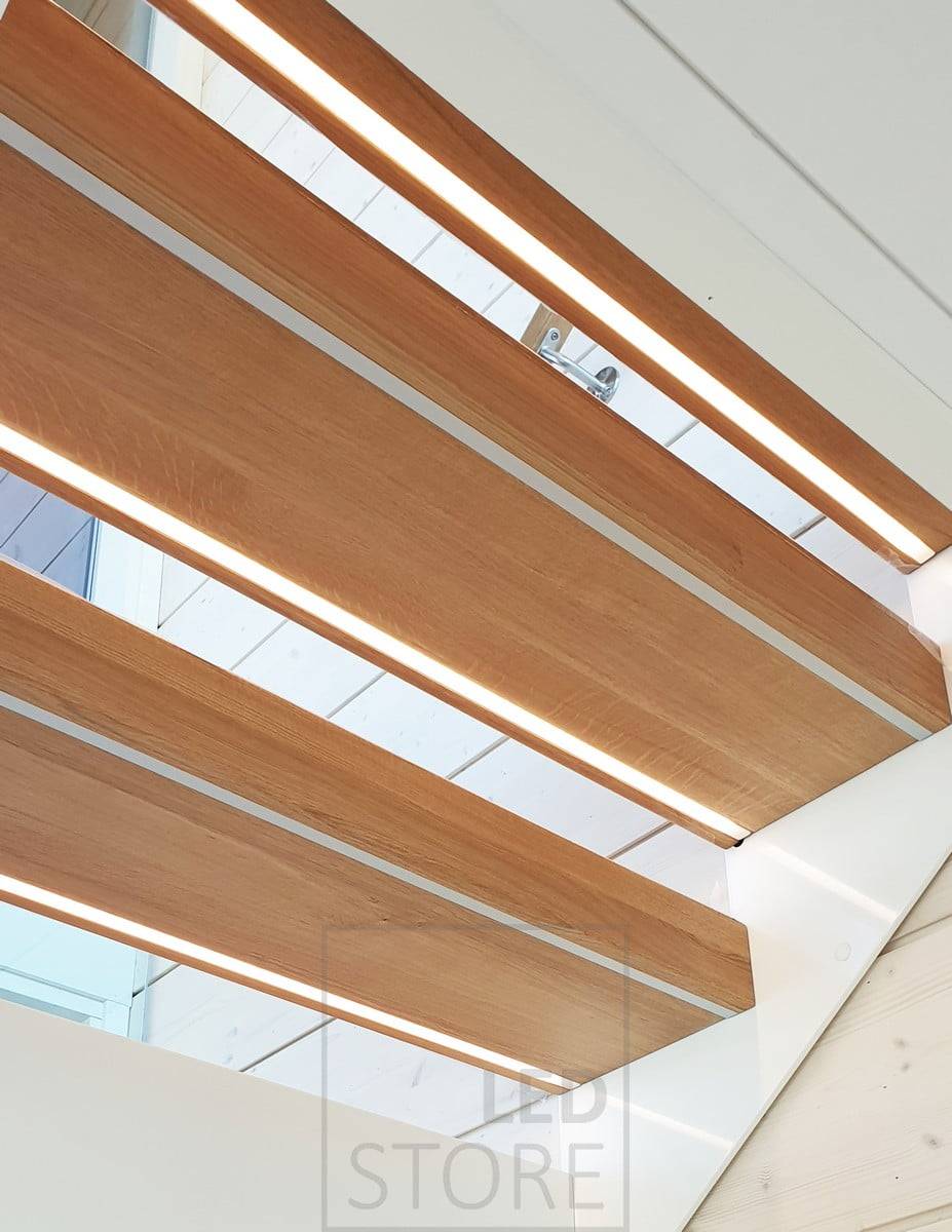Las tiras de LED fresadas en los peldaños de la escalera iluminan los escalones con una bonita iluminación de peldaños. Ledstore.fi