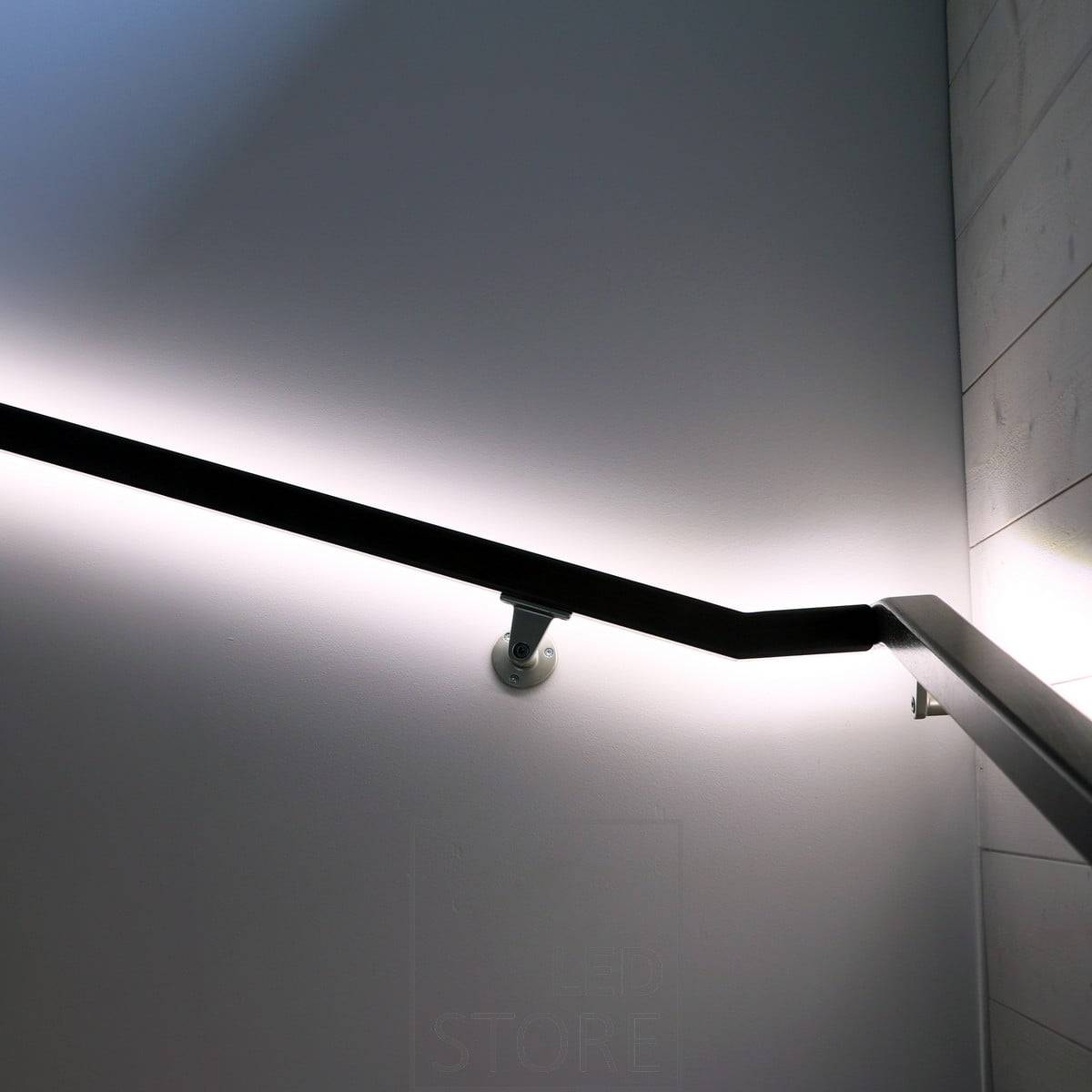Una tira de leds orientada hacia la pared en un pasamanos, que permite iluminar la pared con una luz indirecta y suave. Ledstore.fi