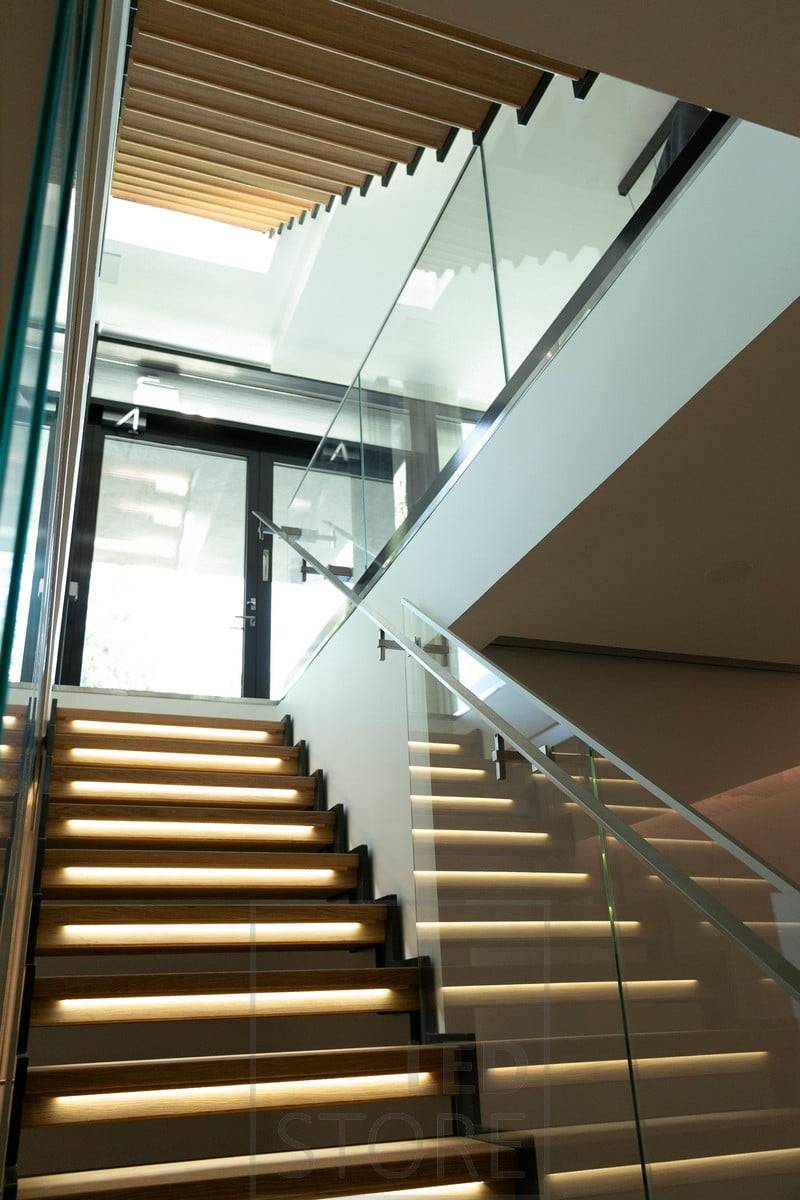 Iluminación atmosférica y suave en las escaleras en forma de iluminación de peldaños. Ledstore.fi