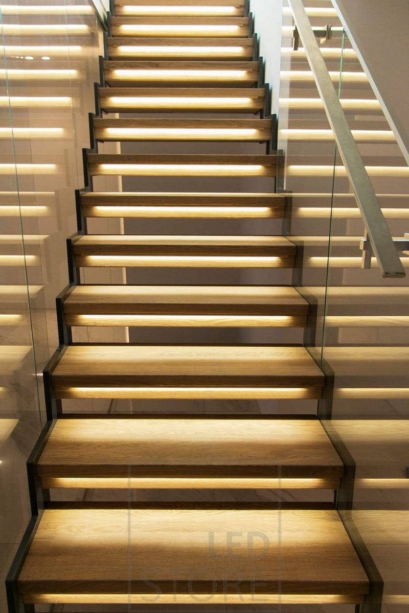 Escaleras con tiras de leds en los peldaños para iluminar atmosféricamente la escalera. Ledstore.fi