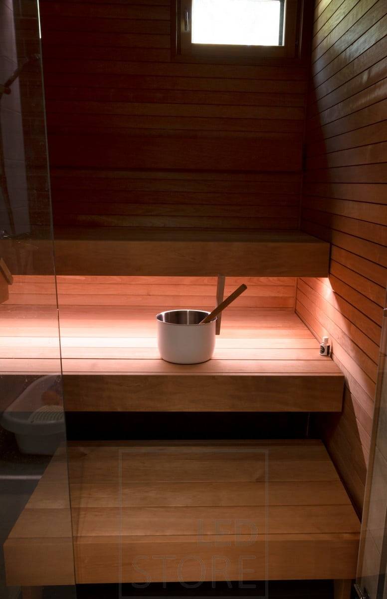 Sauna con cinta led bajo el banco