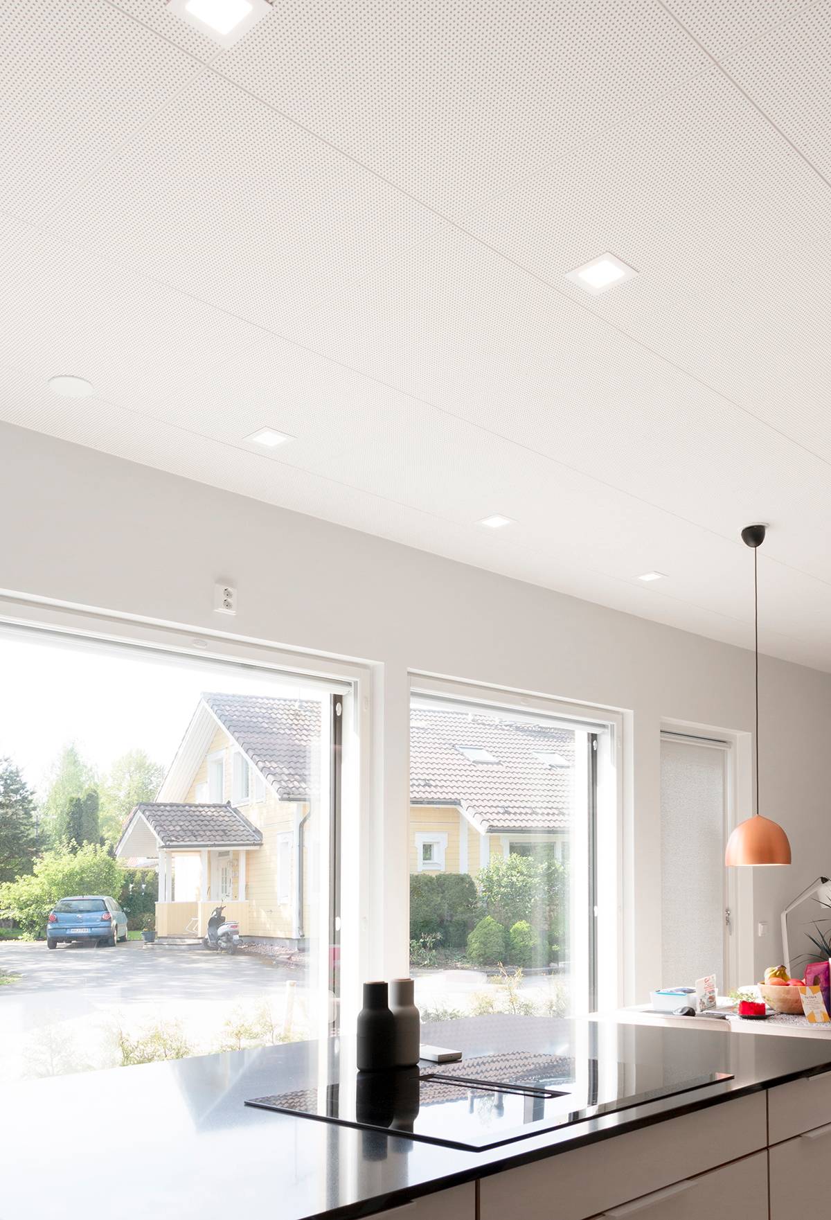 Letrero LED STORE con fondo verde y un cuadrado blanco en letras mayúsculas en negrita para soluciones de iluminación energéticamente eficientes.
