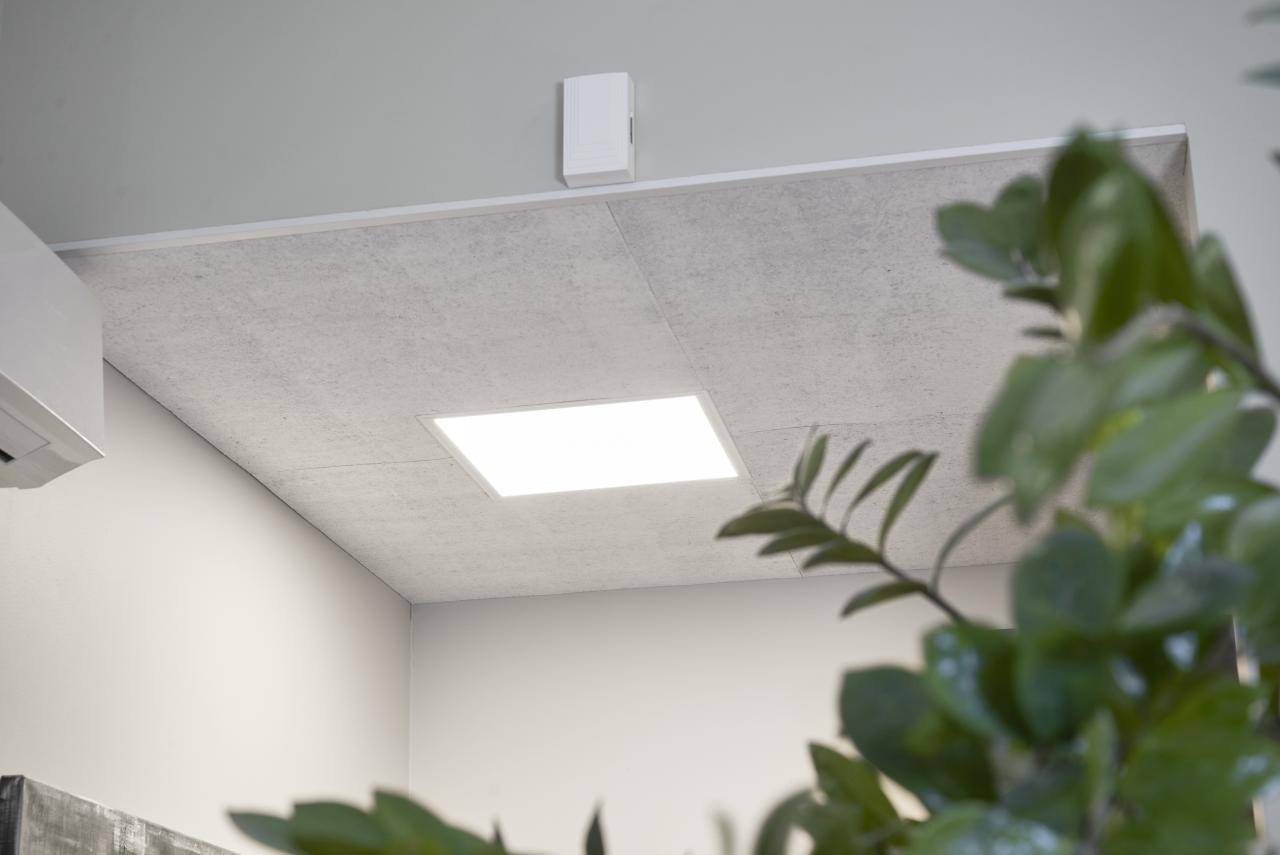 Logotipo de LED STORE con texto blanco sobre fondo verde, contorno de un cuadrado blanco en el centro, que representa soluciones de iluminación LED energéticamente eficientes.